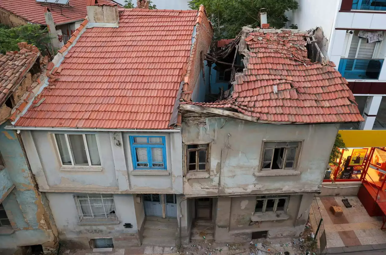 Uşak’ta Çökme Tehlikesi Olan Metruk Bina Yıkıldı