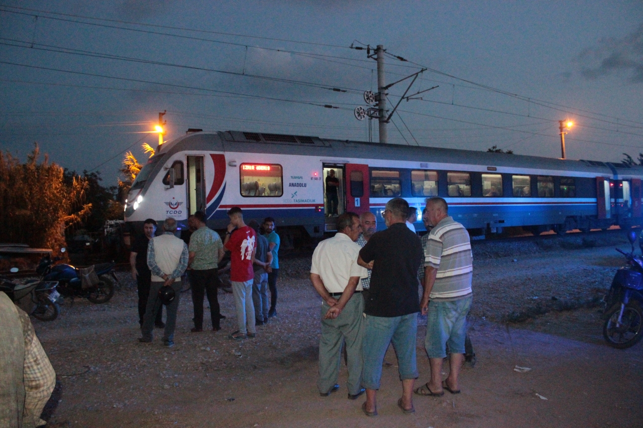 İzmir'de yolcu treni hemzemin geçitte traktöre çarptı