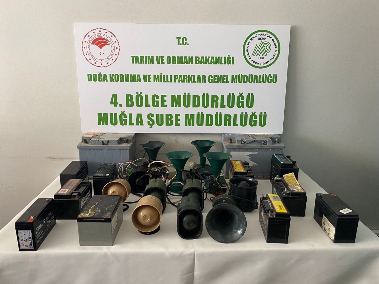 Muğla'da avlanmada kullanılması yasak olan 12 ses cihazı ve akü ele geçirildi