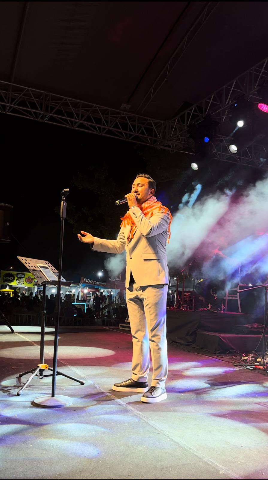 Simavlı Türk Halk Müziği sanatçısı Mehmet Yiğit, panayırda sahne aldı