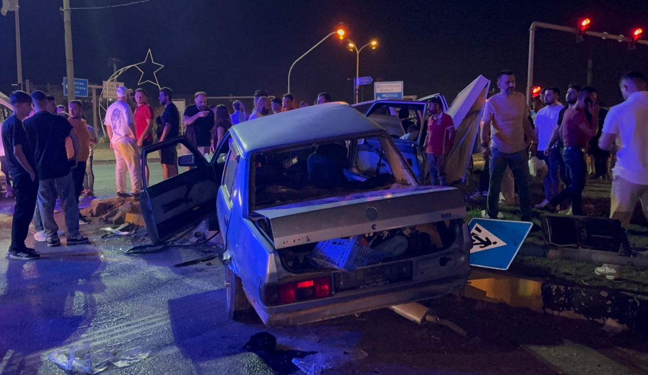 Manisa'da 3 aracın karıştığı kazada 1 kişi öldü, 2 kişi yaralandı