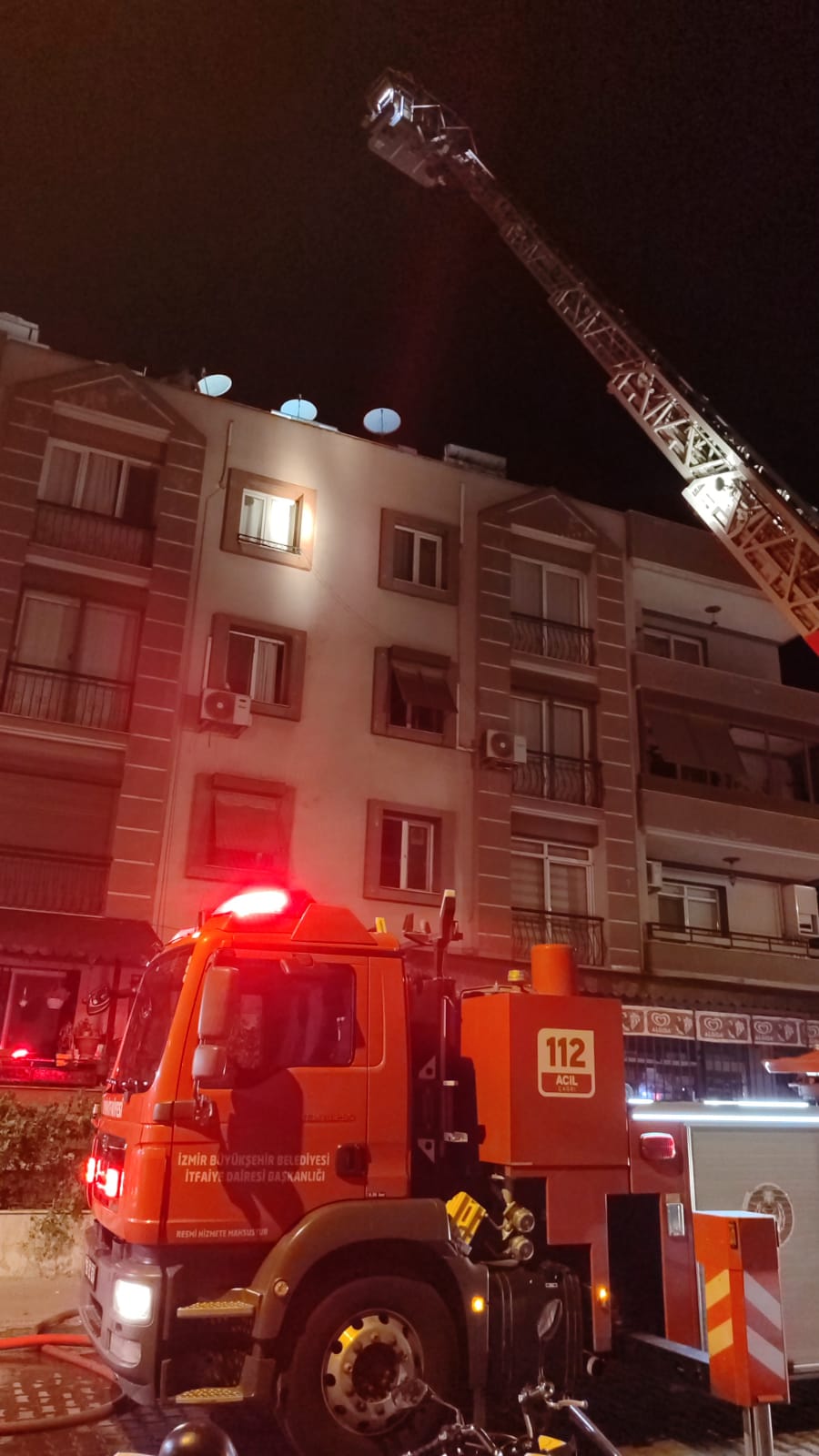 Ödemiş'te çatıda çıkan yangın söndürüldü
