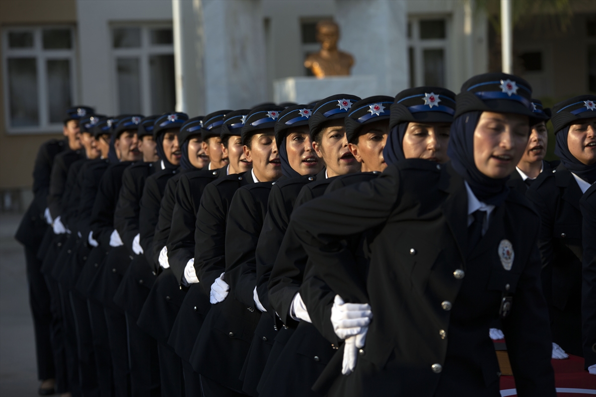 Aydın'da 198 kadın polis ant içti