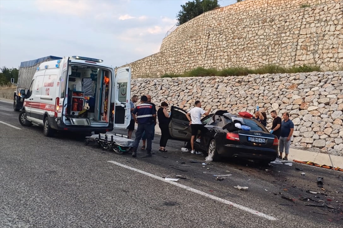 Manisa'da trafik kazasında 2 kişi yaralandı
