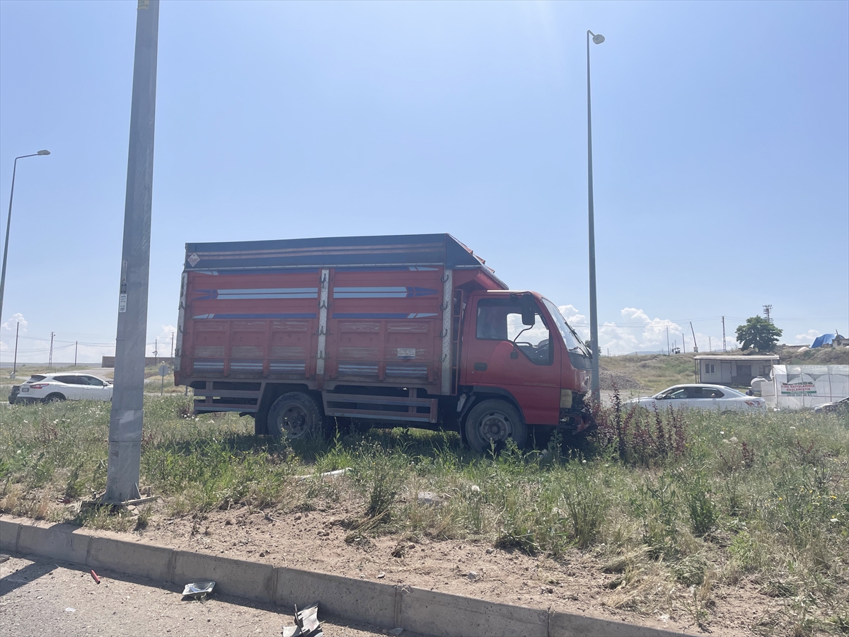 Kütahya'da ev eşyası yüklü kamyonetin kasasından düşen Zekai Ç. öldü