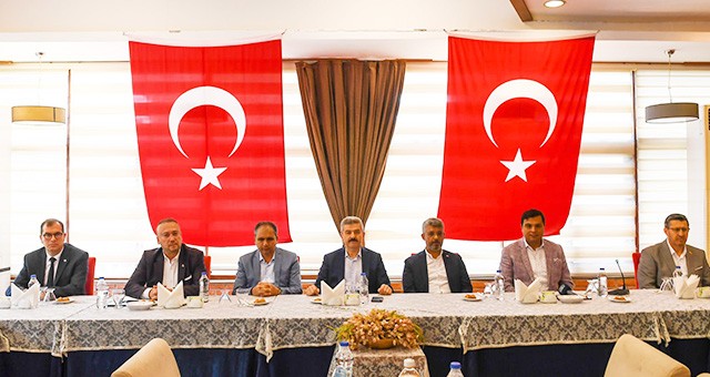 UŞAK VALİSİ TURAN ERGÜN PROTOKOL ÜYELERİ İLE BAYRAMLAŞTI