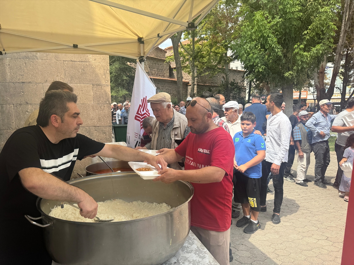 Afyonkarahisar İmaret Camisi'nde yemek ikramı başladı