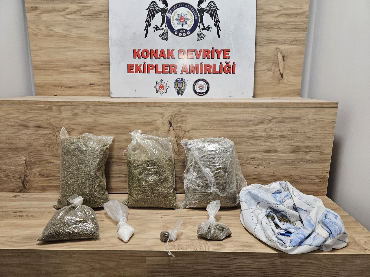 İzmir'de polisten kaçarken uyuşturucu ile yakalanan 2 kişi tutuklandı