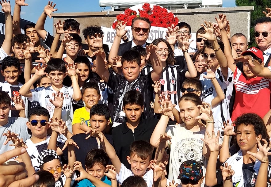 Beşiktaş Kulübü Başkanı Arat, Kocatepe'deki anma ve kutlama programına katıldı