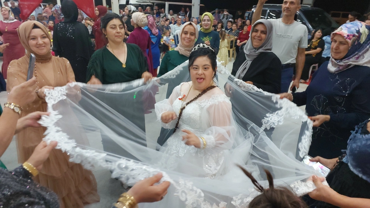 Denizli'de down sendromlu Esra'nın düğün hayali gerçek oldu