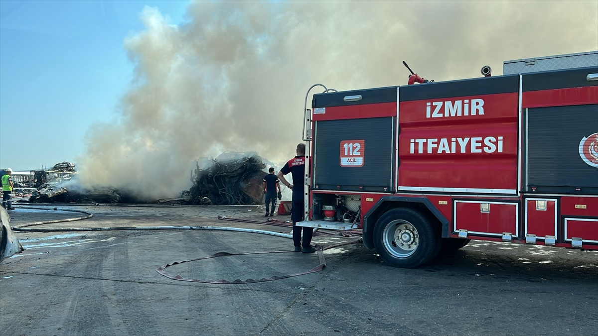 İzmir'de hurda depolama alanında yangın çıktı