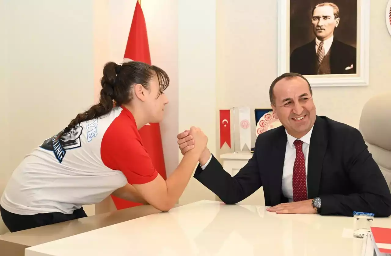 Uşak’ta Öğrenci Milli Eğitim Müdürü’nün Bileğini Büktü