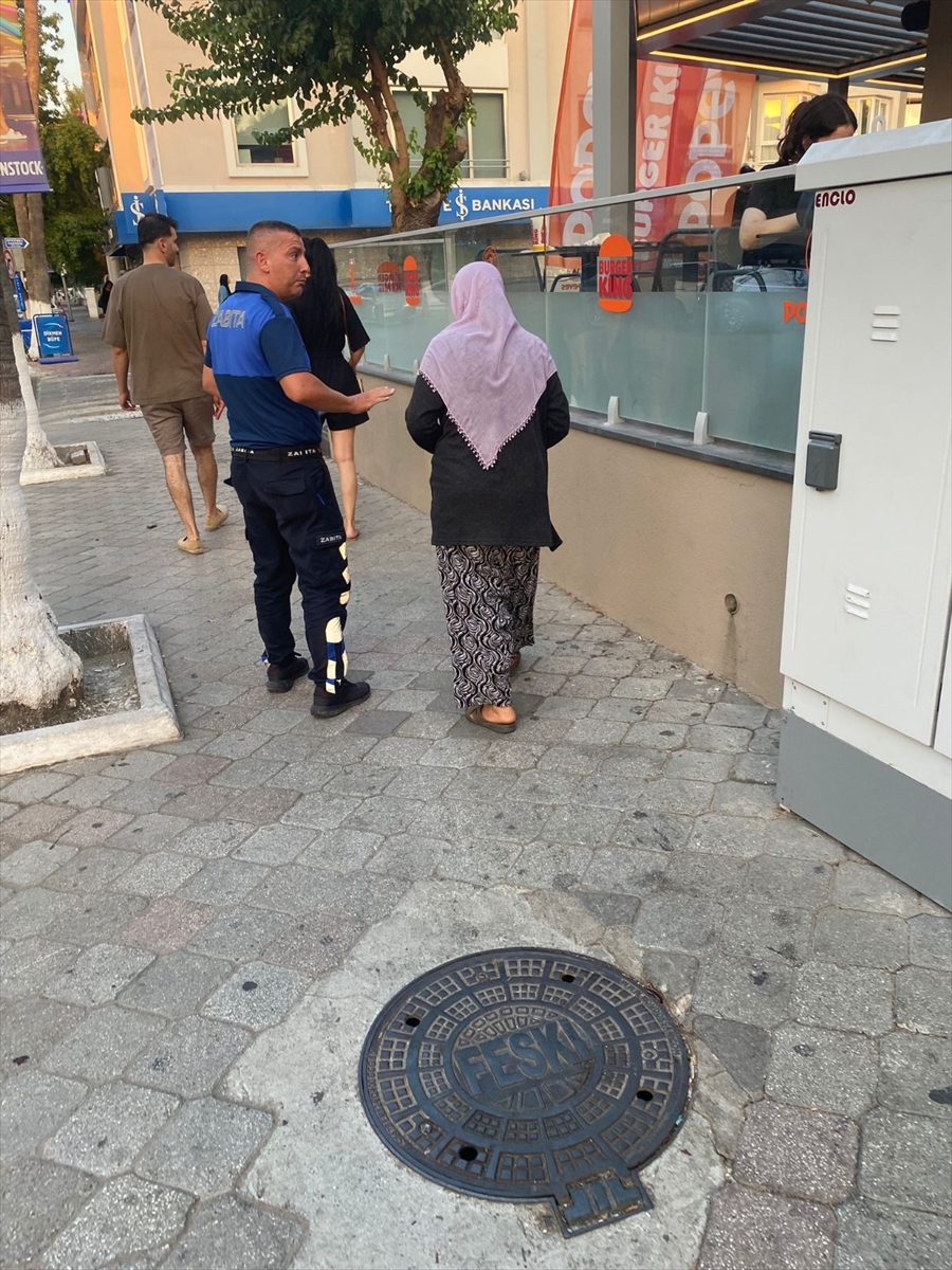 Fethiye'de ekmeğin içine para saklayan dilenci yakalandı