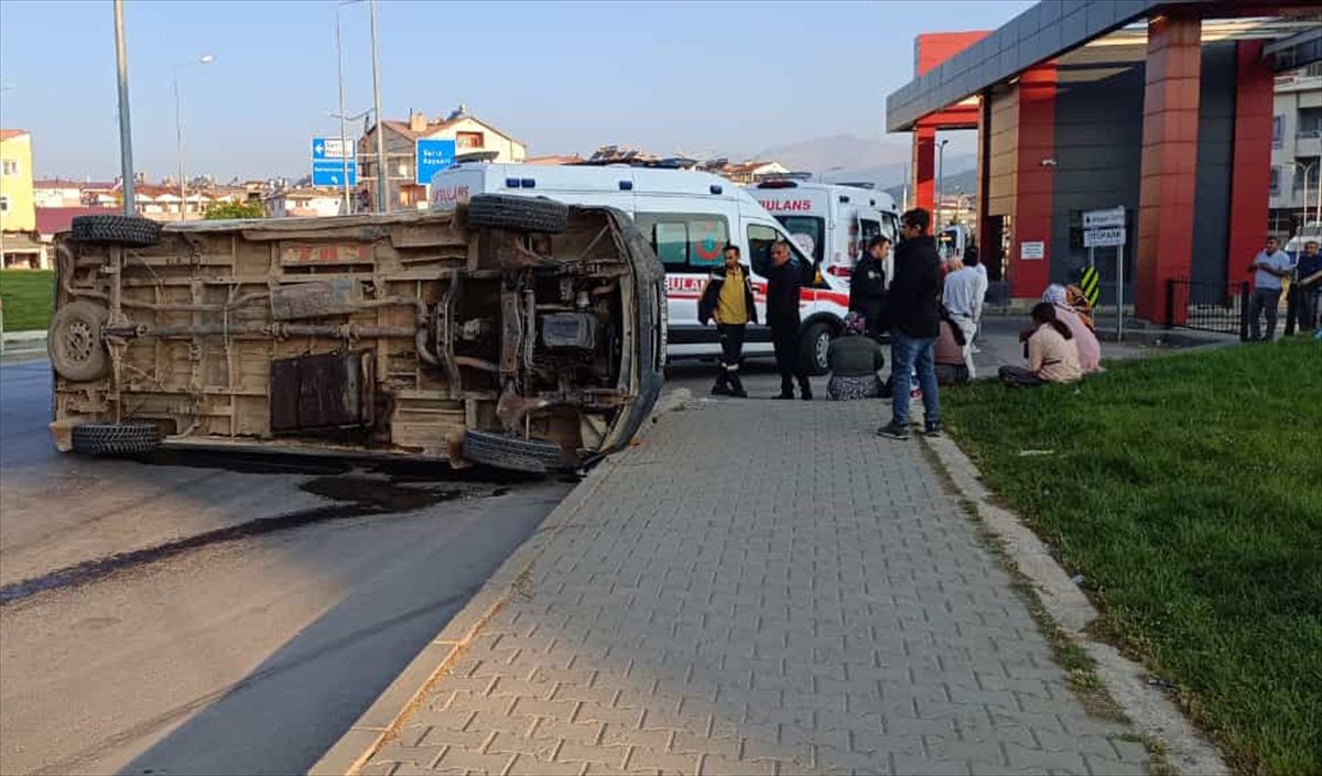 Denizli'de midibüsün devrildiği kazada 26 kişi yaralandı
