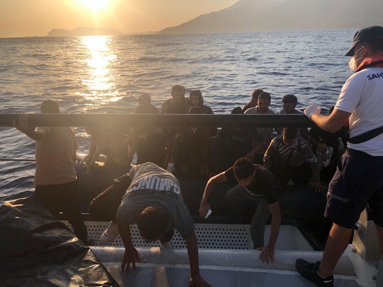 Muğla açıklarında 32 düzensiz göçmen kurtarıldı, 48 göçmen yakalandı
