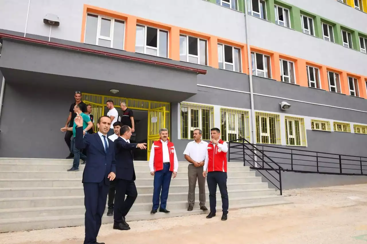 Uşak Valisi Ergün Güçlendirilen Okul Binalarını İnceledi