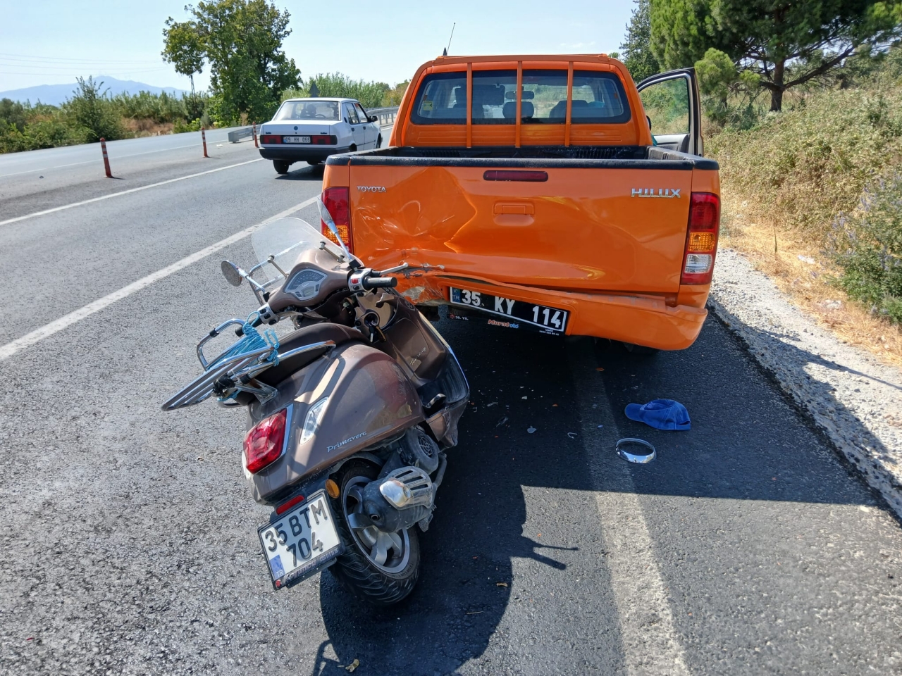 Aydın'da yol çalışması yapan kamyonete çarpan motosikletteki 2 kişi yaralandı
