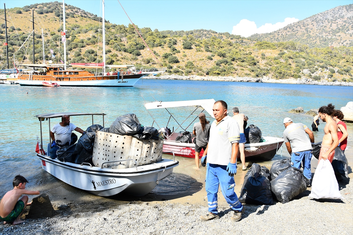 Fethiye'de deniz kenarından 50 torba çöp toplandı