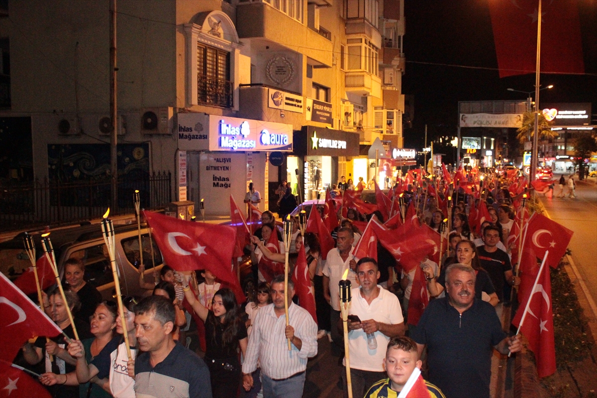 Ödemiş’te Zafer Bayramı nedeniyle meşaleli yürüyüş düzenlendi