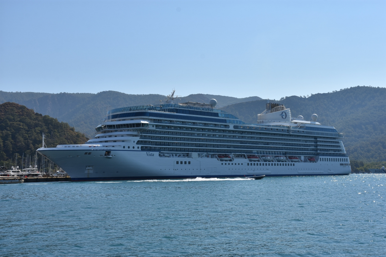 Lüks yolcu gemisi "Vista" 1161 turist ile Marmaris Limanı'na yanaştı
