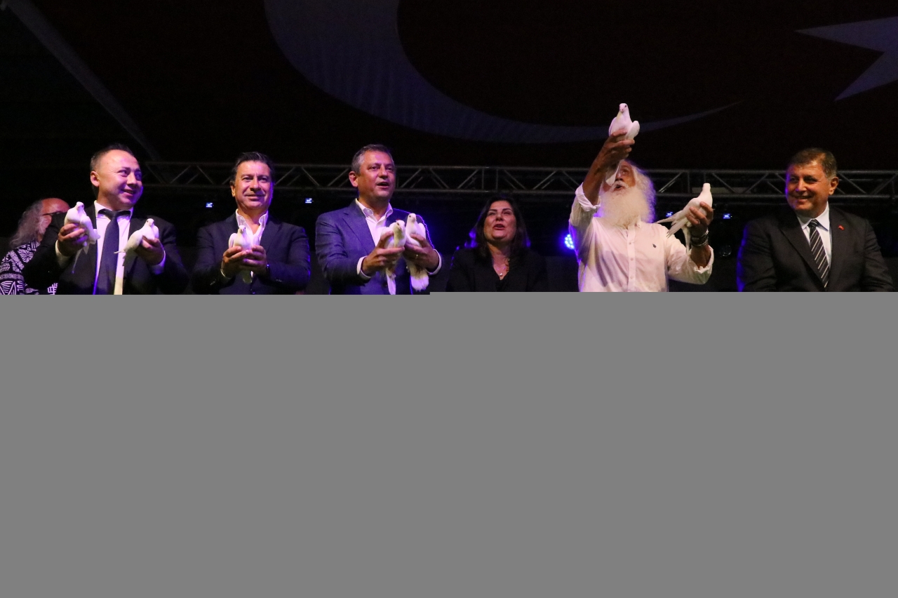 CHP Genel Başkanı Özel, Aydın'da konser veren Suavi'yi dinledi: