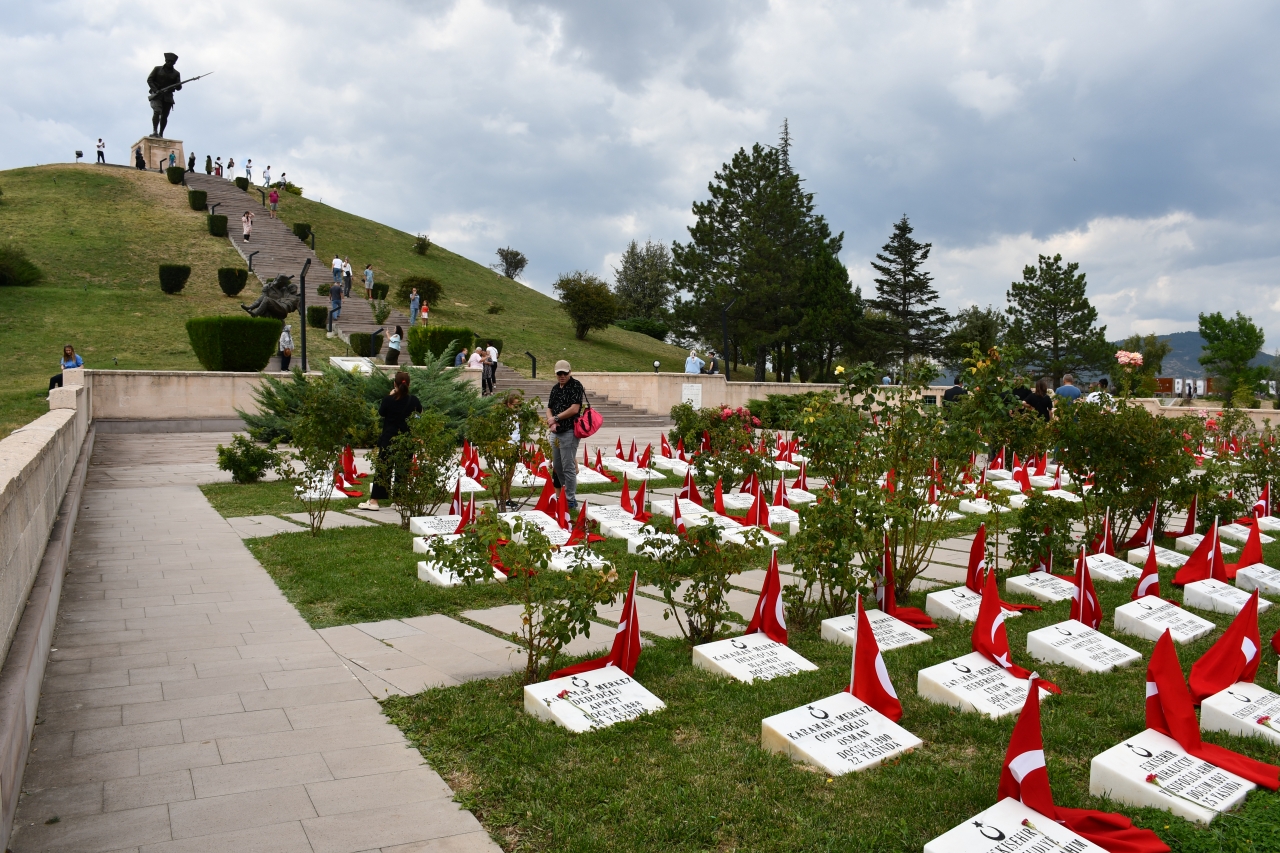 Dumlupınar Şehitliği'nin ziyaretçileri şehit ve gazileri dualarla andı