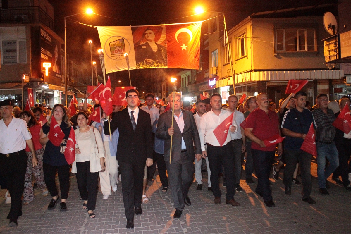 İzmir'in Kiraz ilçesinde 30 Ağustos Zafer Bayramı dolayısıyla fener alayı düzenlendi
