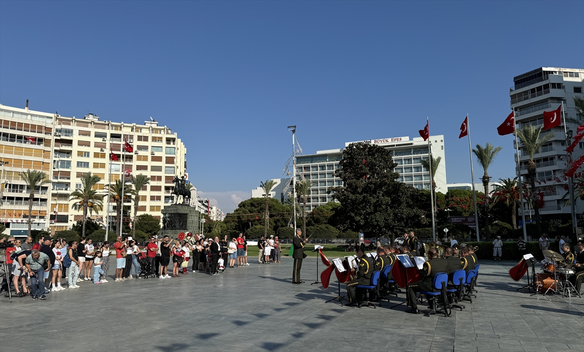 İzmir'de askeri bando 30 Ağustos Zafer Bayramı'na özel konser verdi