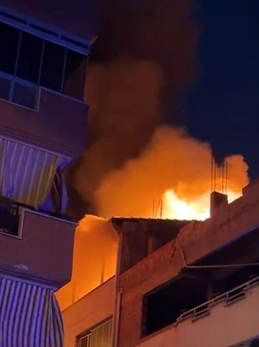 Manisa'da 3 katlı binanın çatı katında çıkan yangın söndürüldü