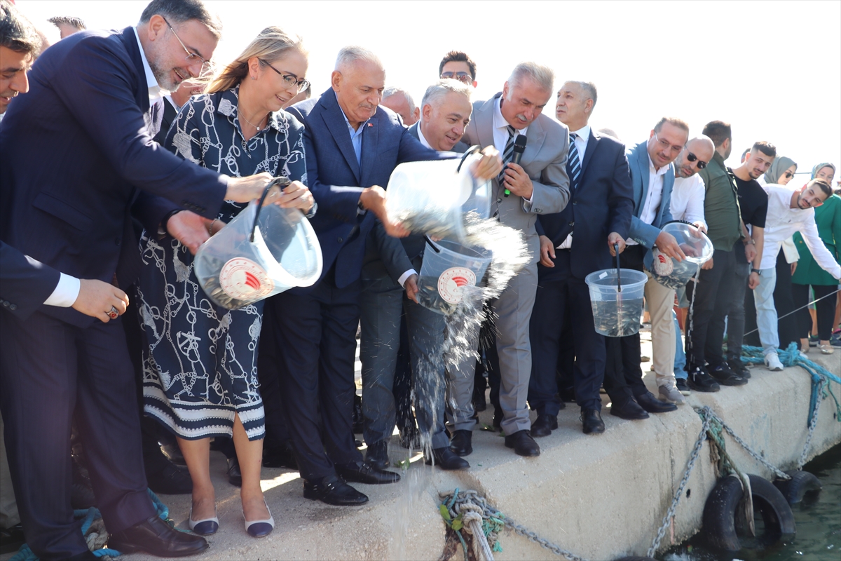 İzmir'de su ürünleri av sezonunun açılışı dolayısıyla tören düzenlendi