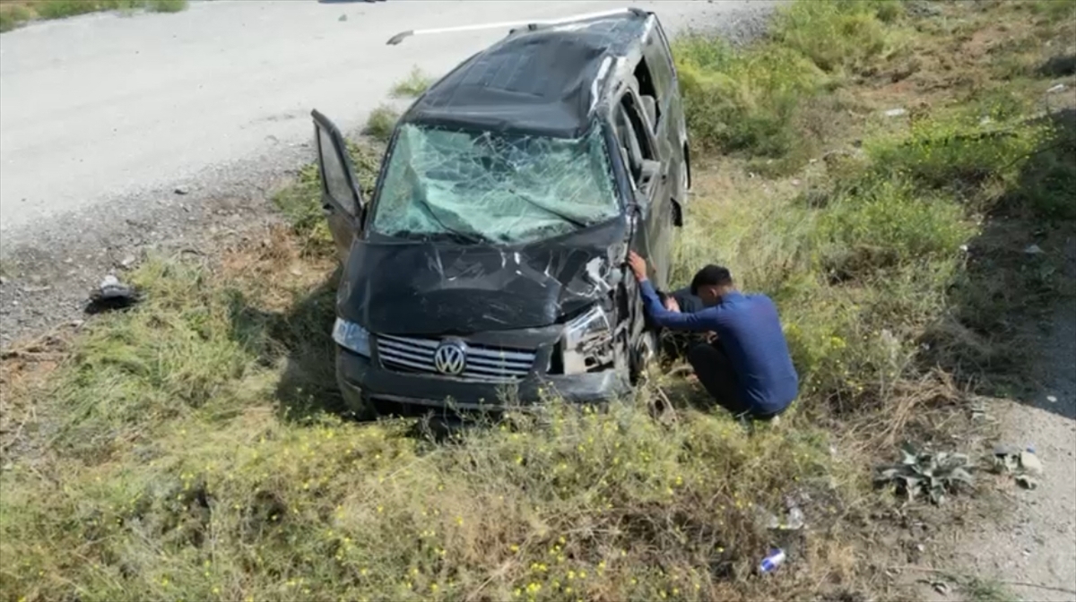 Afyonkarahisar'da şarampole devrilen kamyonetteki 1 kişi öldü, 2 kişi yaralandı