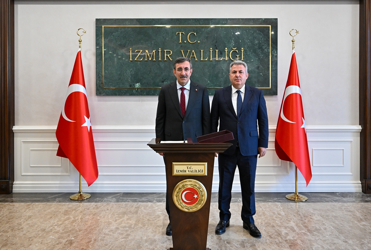 Cumhurbaşkanı Yardımcısı Yılmaz, İzmir Valiliği'ni ziyaret etti