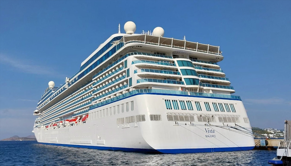 Bodrum'a "Vista" kruvaziyeri 1156 yolcu getirdi