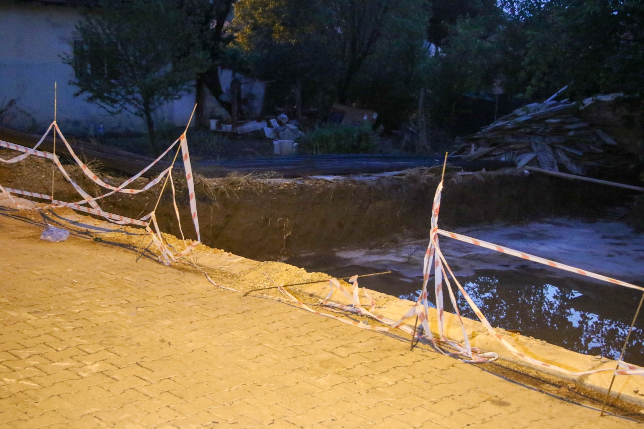 Uşak'ta 2 komşunun kavgası inşaat çukurunda sonlandı