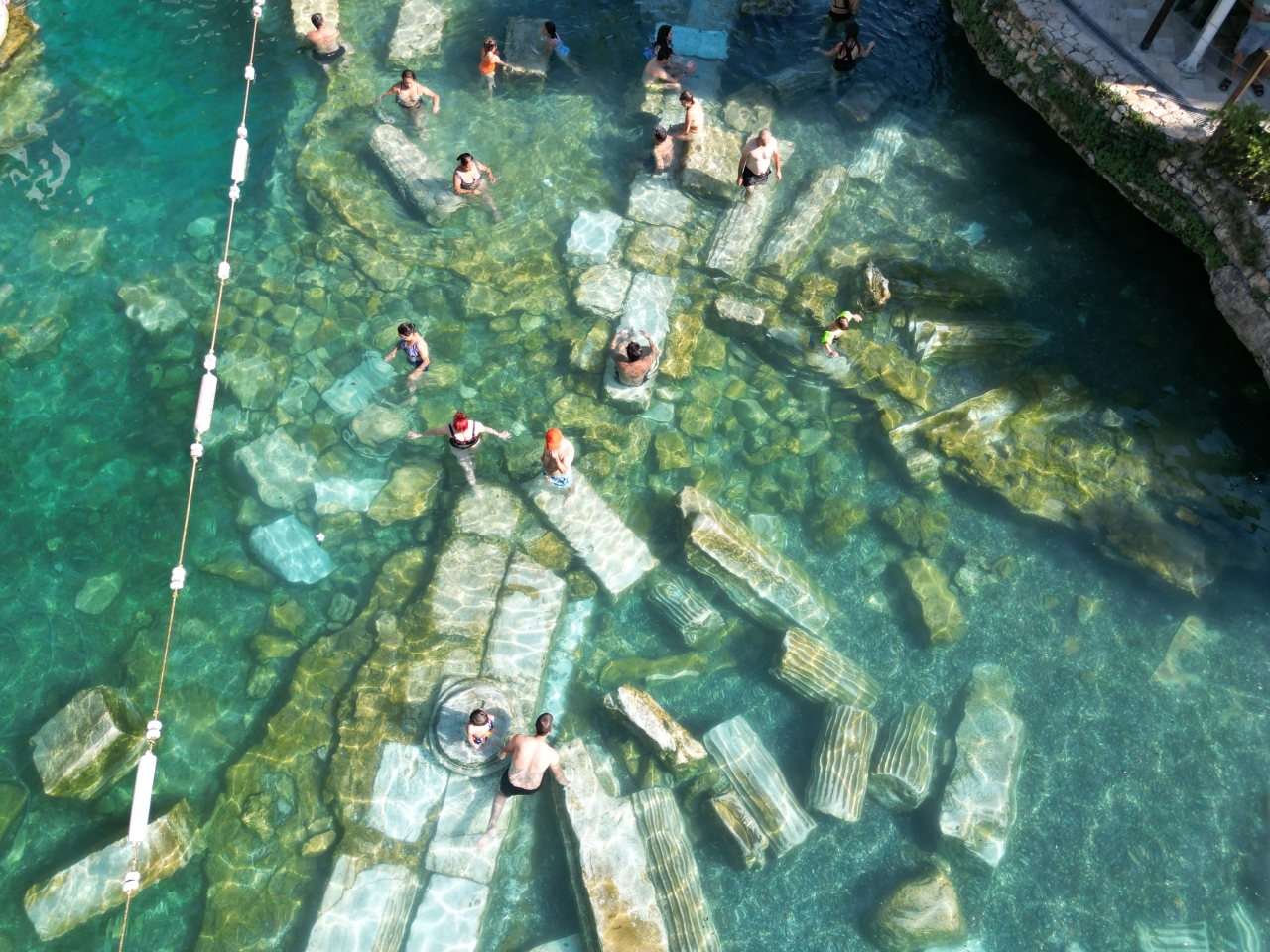 Pamukkale'yi yılın 8 ayında 1 milyon 700 bin turist ziyaret etti
