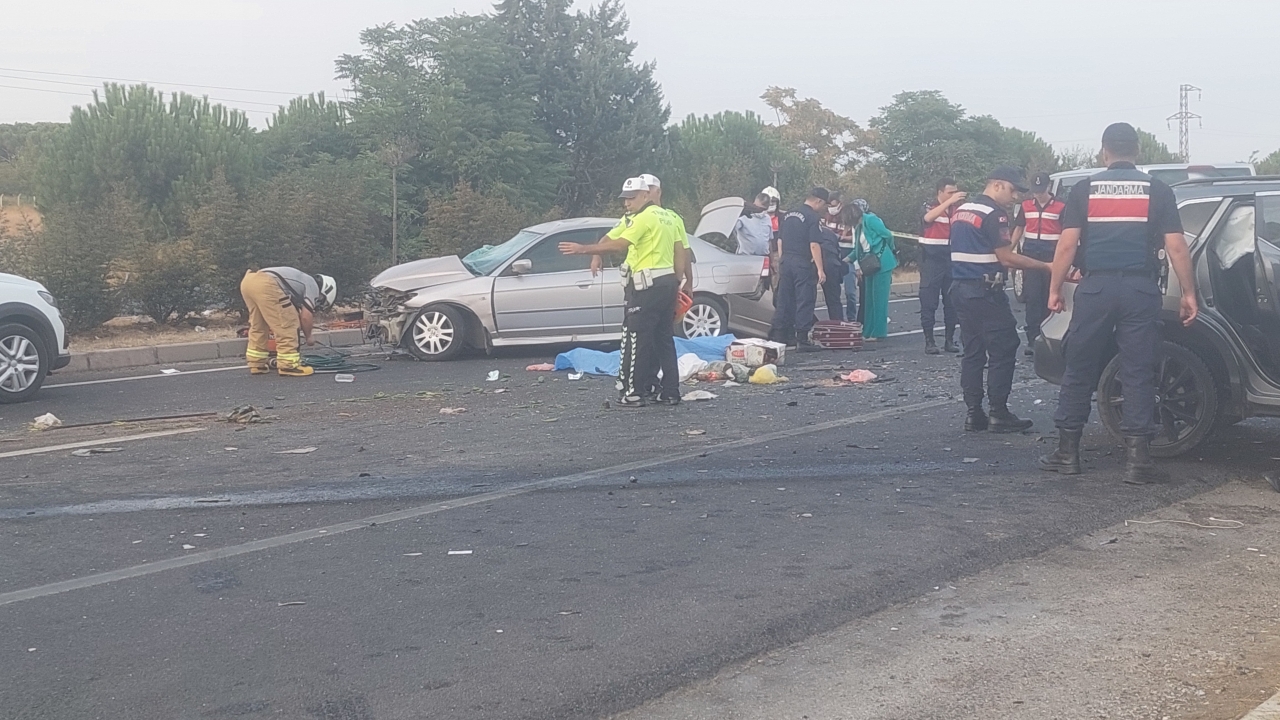 İzmir'de kaza, Hüseyin Ali C. ve Zeliha C. öldü, 3 kişi yaralandı