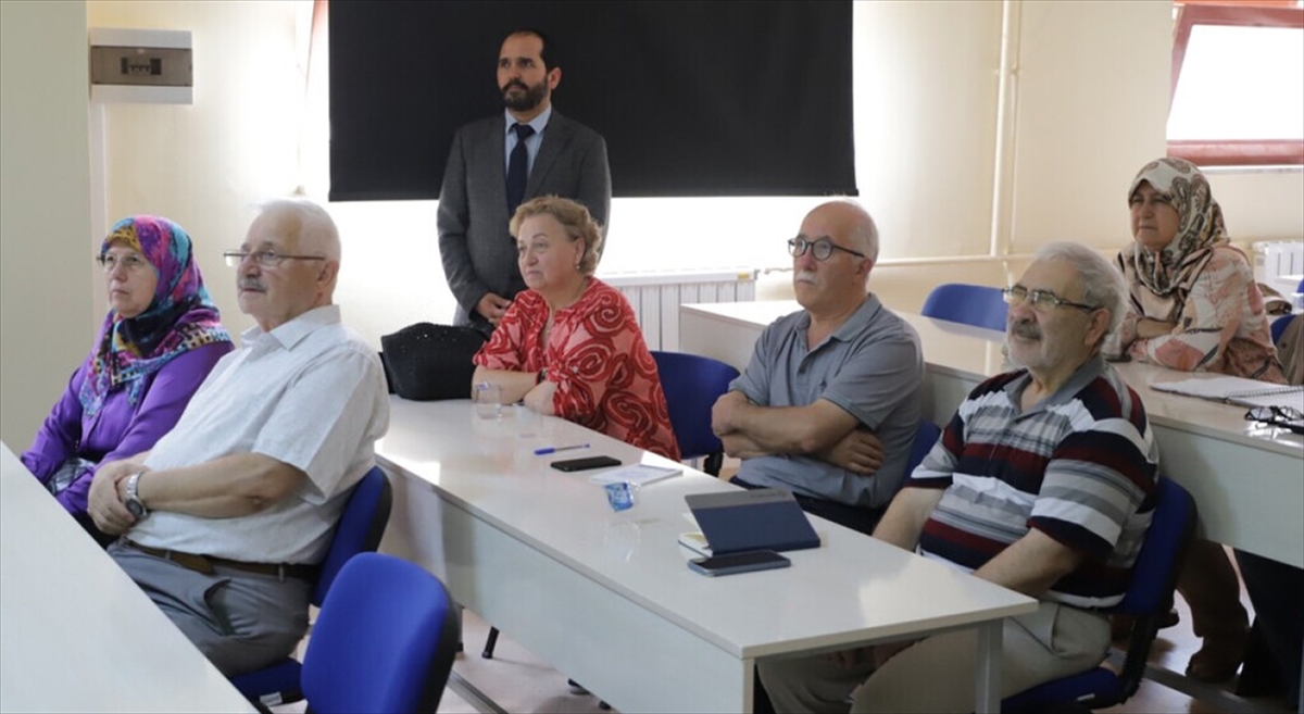 Kütahya'da 60 ve üzeri yaşlardaki bireylere "3. Yaş Üniversitesi" açıldı
