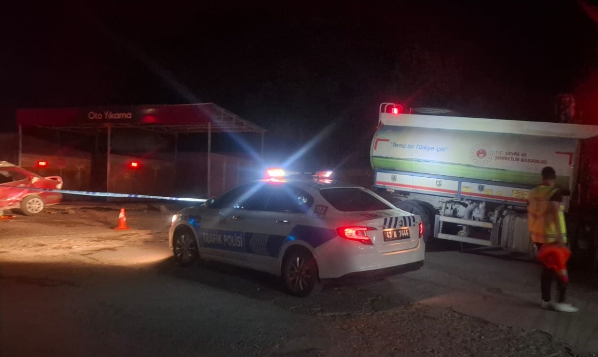 Kütahya yeni aldığı otomobiliyle akaryakıt istasyonun duvarına çarpan genç öldü