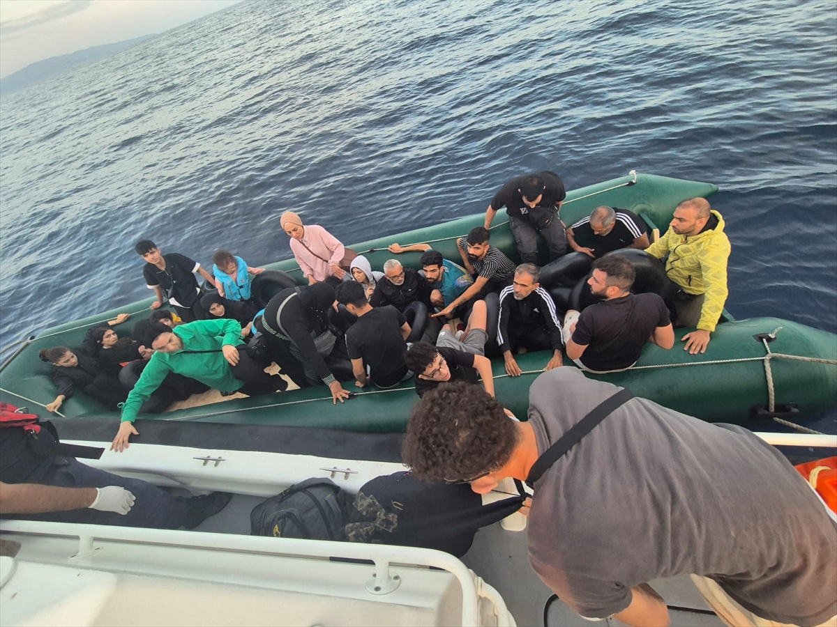 İzmir açıklarında 35 düzensiz göçmen kurtarıldı, 107 göçmen yakalandı