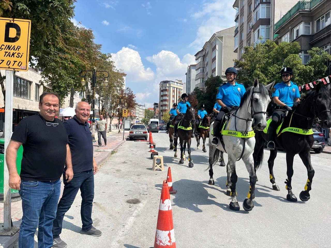 Kütahya’da gezen atlı polisler vatandaşlardan ilgi gördü.