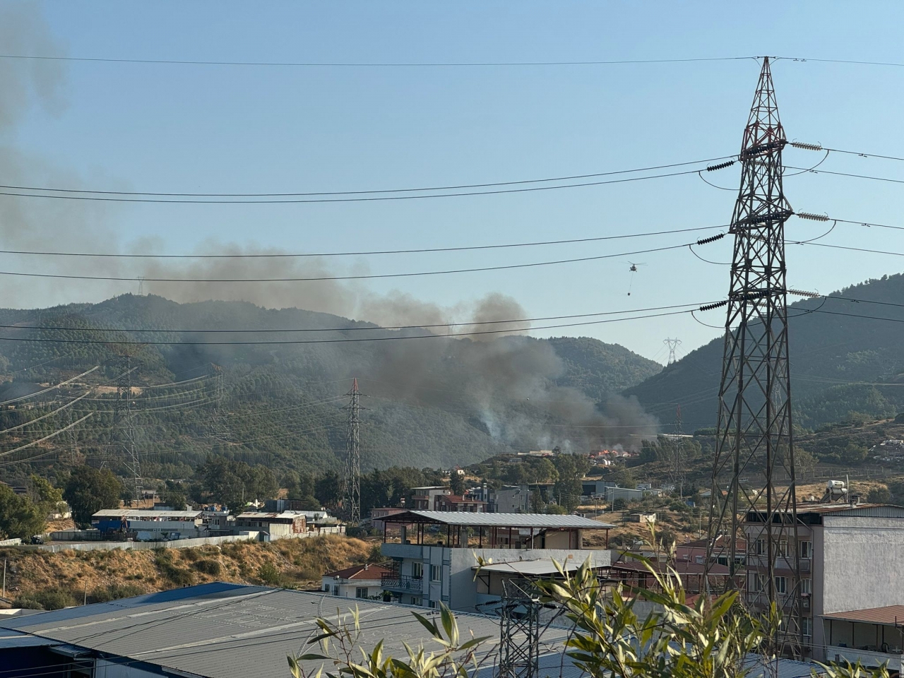 İzmir'de katı atık depolama sahasında çıkan yangına müdahale ediliyor