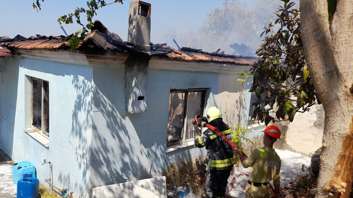 Dalaman'da ormanlık alana yakın evde çıkan yangın söndürüldü