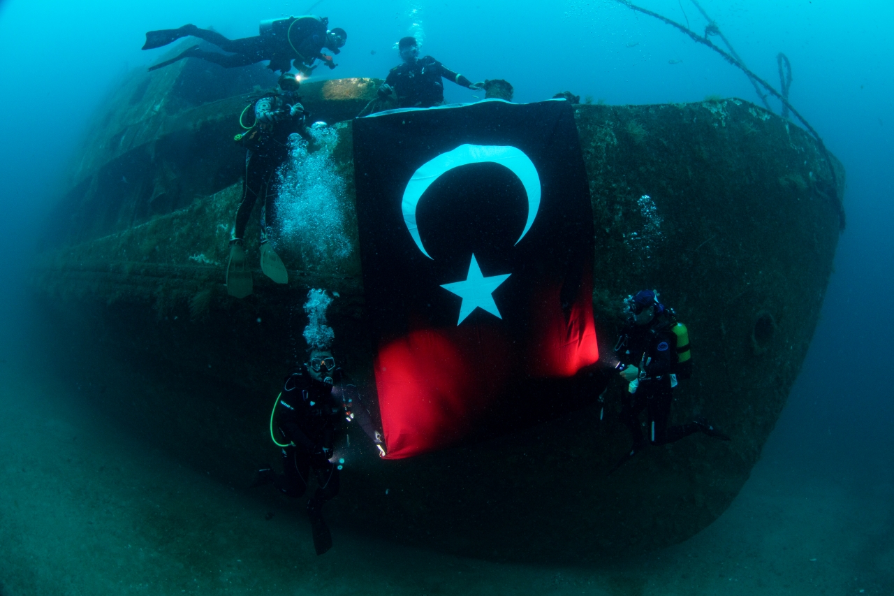 İzmir'de dalgıçlar 9 Eylül'ü su altında Türk bayrağı açarak kutladı
