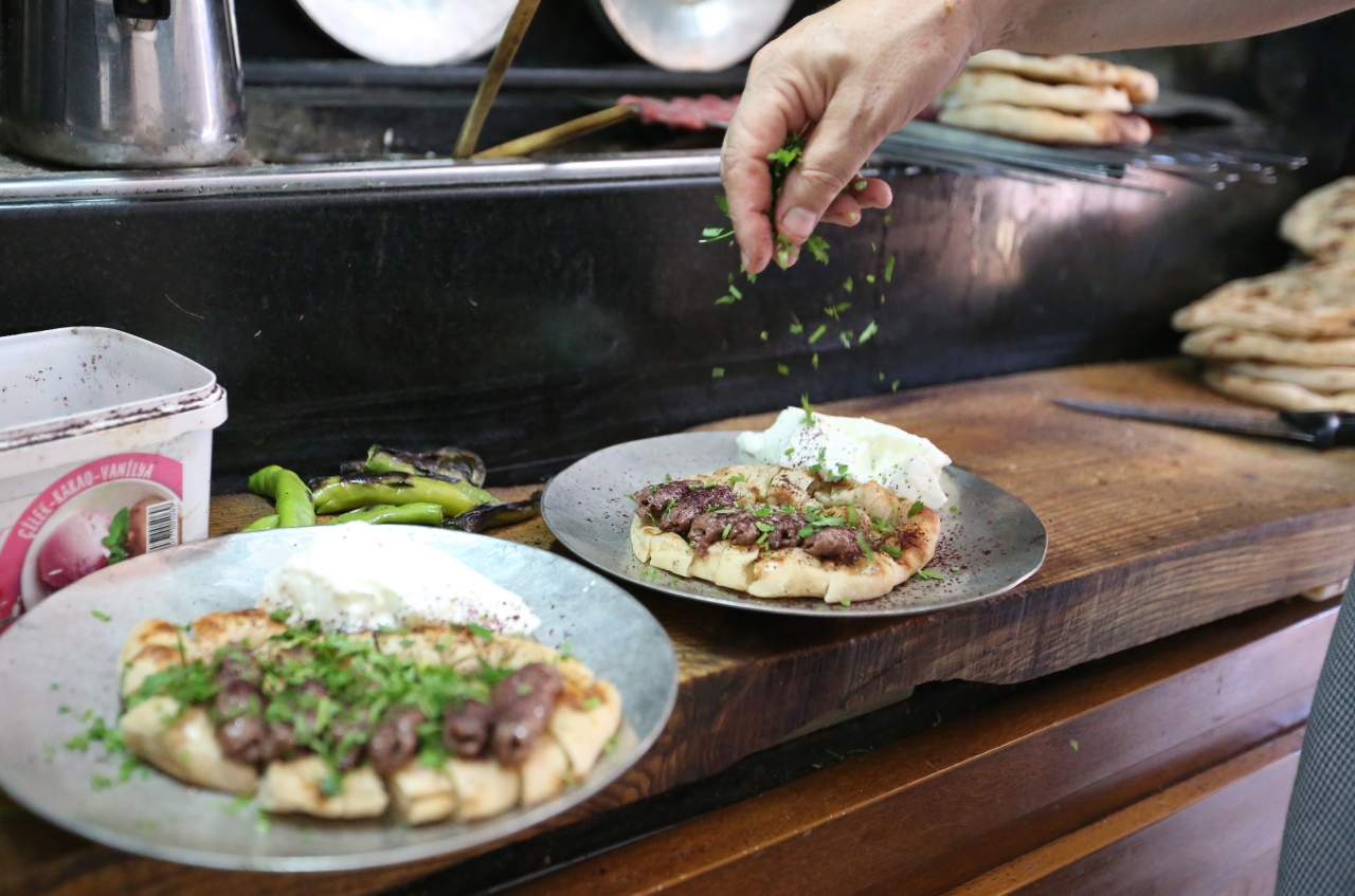 Manisa kebabının dumanı 97 yıldır aynı dükkanda tütüyor