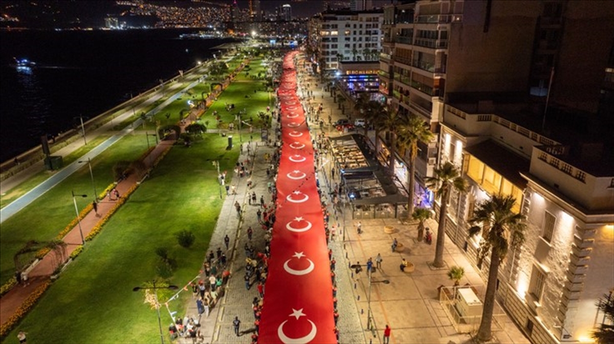 İzmir'in kurtuluşunun 102. yıl dönümü kutlandı