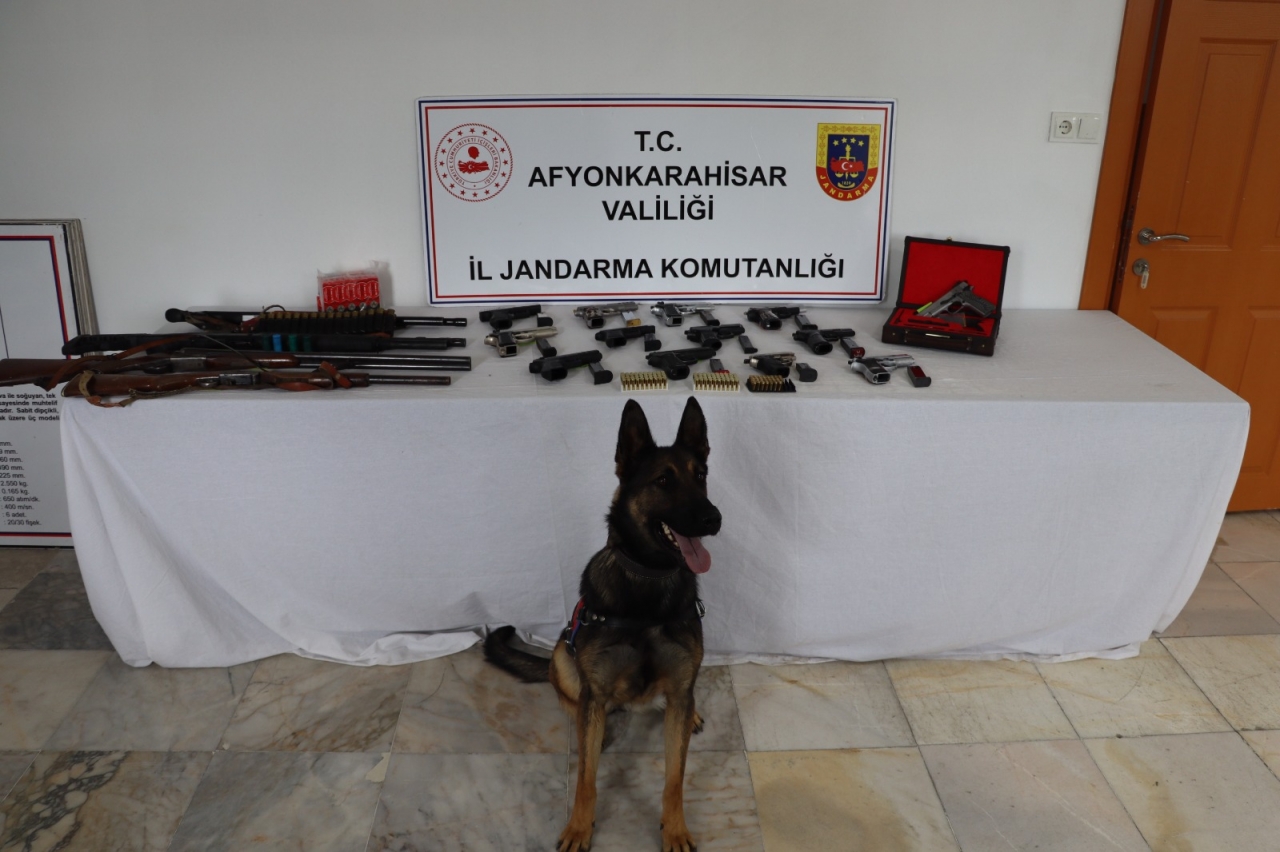 Afyonkarahisar'da düğünlerde havaya silahla ateş eden 27 şüpheli yakalandı