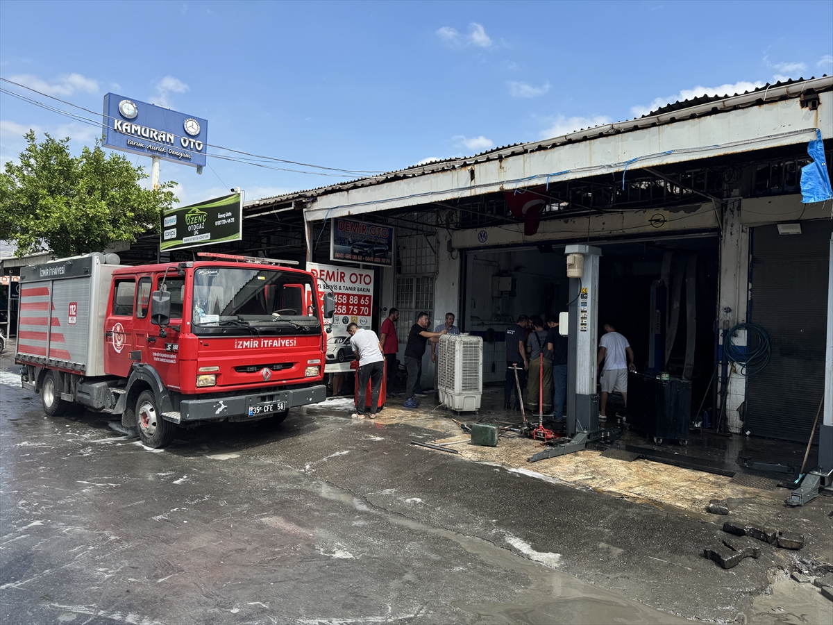 Bornova'da oto tamirhanesinin çatısında çıkan yangın söndürüldü