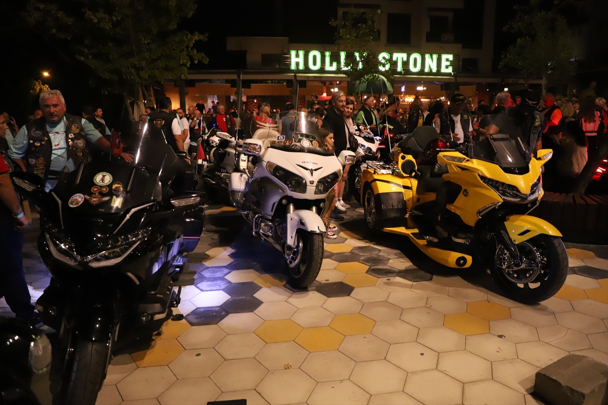 Motosiklet tutkunları şehir turu yaptı