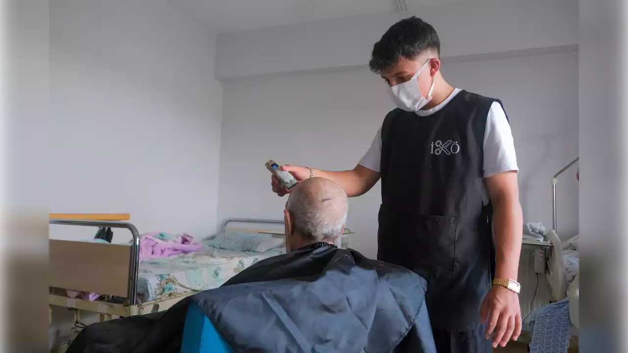 Belediye’den Yaşlılara “Traş” Sürprizi