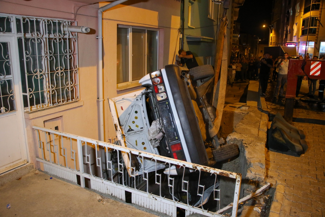 Uşak'ta Otomobil Merdiven Boşluğuna Düştü 1 Ölü 1 Yaralı